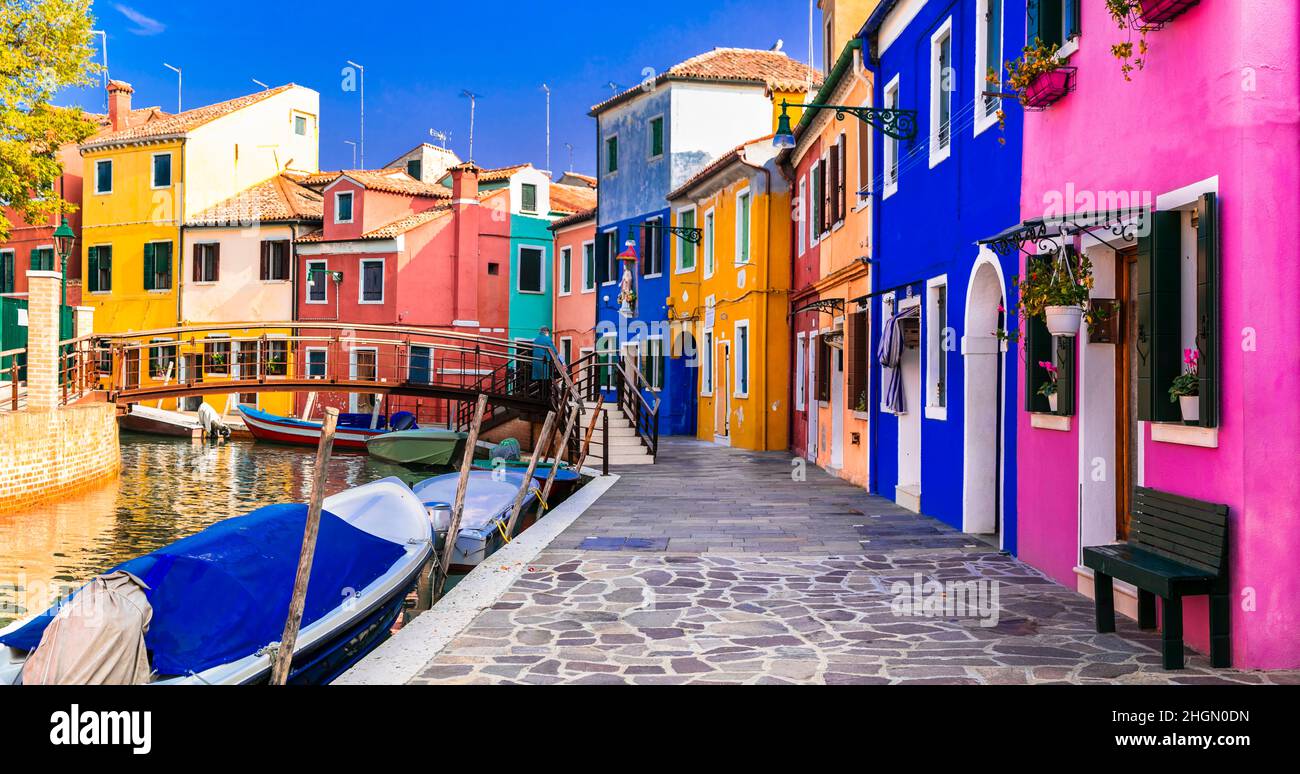 Isola di Burano - colorata città di pescatori (villaggio) vicino a Venezia. Viaggi in Italia e luoghi di interesse Foto Stock