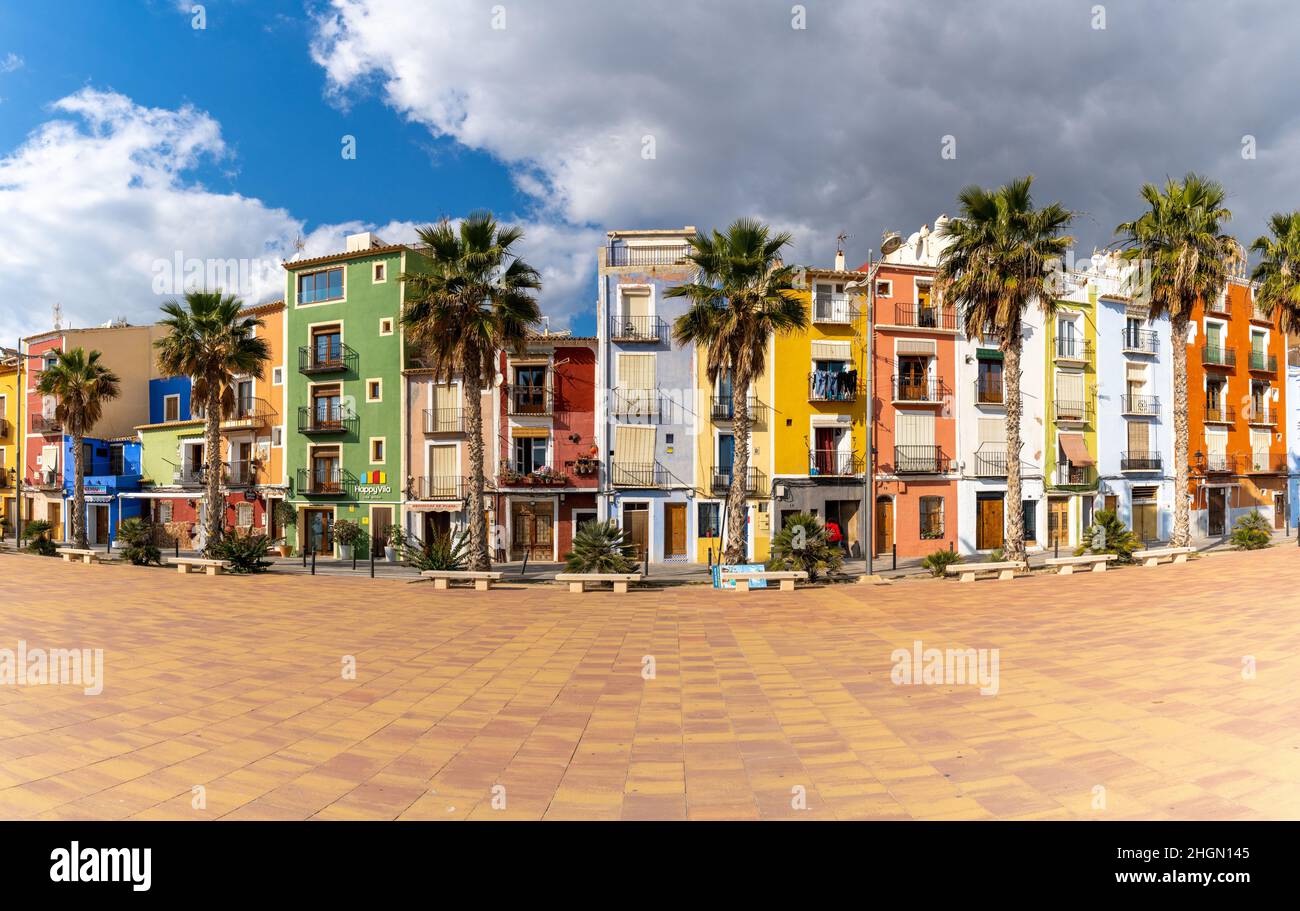 Villajoyosa, Spagna - 20 Gennaio, 2022: Vista panoramica delle case colorate sulla spiaggia nel centro storico di Villajoyosa Foto Stock