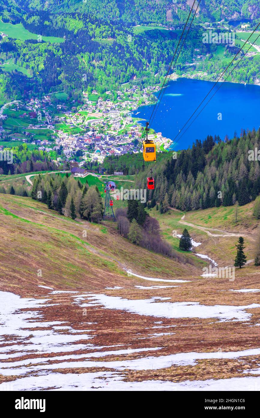 Vista di St.Gilgen villaggio sul lago Wolfgangsee e colorata Seilbahn funivia gondole dalla montagna Zwolferhorn nella regione del Salzkammergut, Austria Foto Stock
