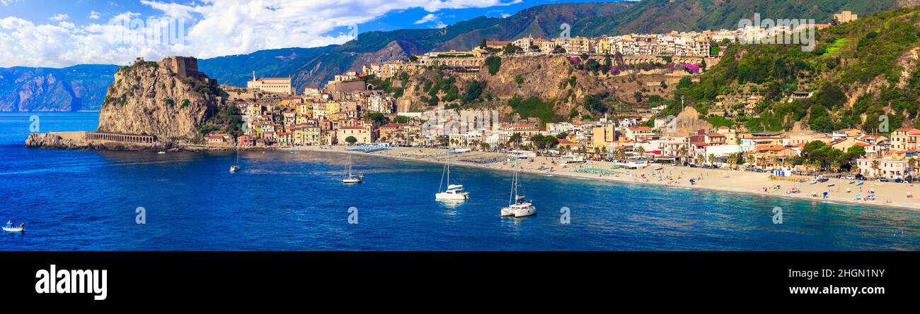 Viaggi e monumenti d'Italia. Cittadina costiera medievale di Scilla in Calabria. Vista panoramica con paesaggio urbano e spiaggia Foto Stock