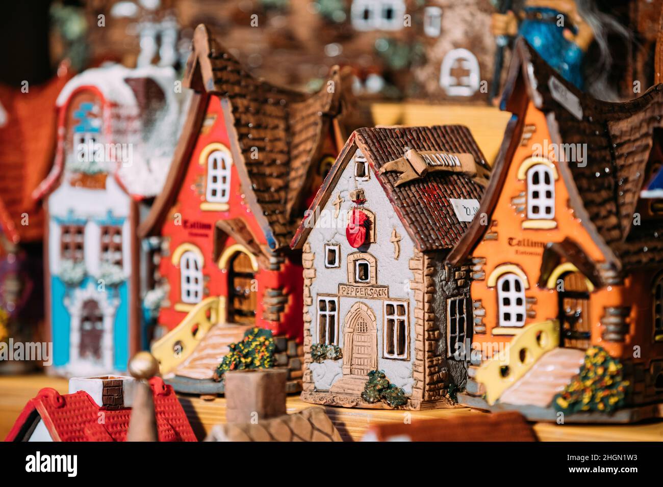 Souvenir tradizionali piccoli giocattoli casa al mercato europeo. Souvenir divertenti da Tallinn, Estonia, Europa Foto Stock