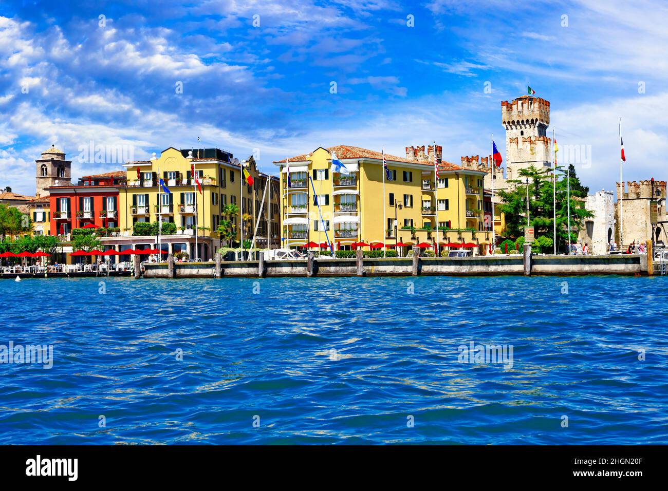 Castelli medievali più belli d'Italia - Castello Scaligero a Sirmione. Lago di Garda a nord, Lombardia Foto Stock