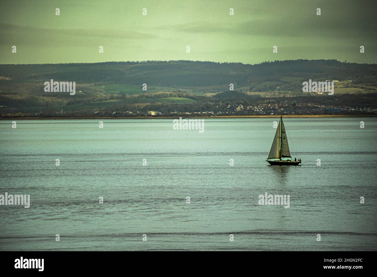 Piccola barca a vela nel canale di Bristol Foto Stock