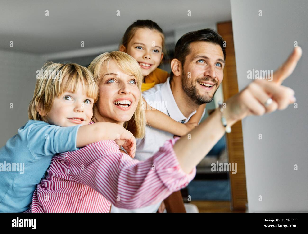 bambino figlia figlio famiglia felice madre padre futuro speranza luminoso divertimento insieme ragazza ragazzo allegro sorridente casa insieme Foto Stock