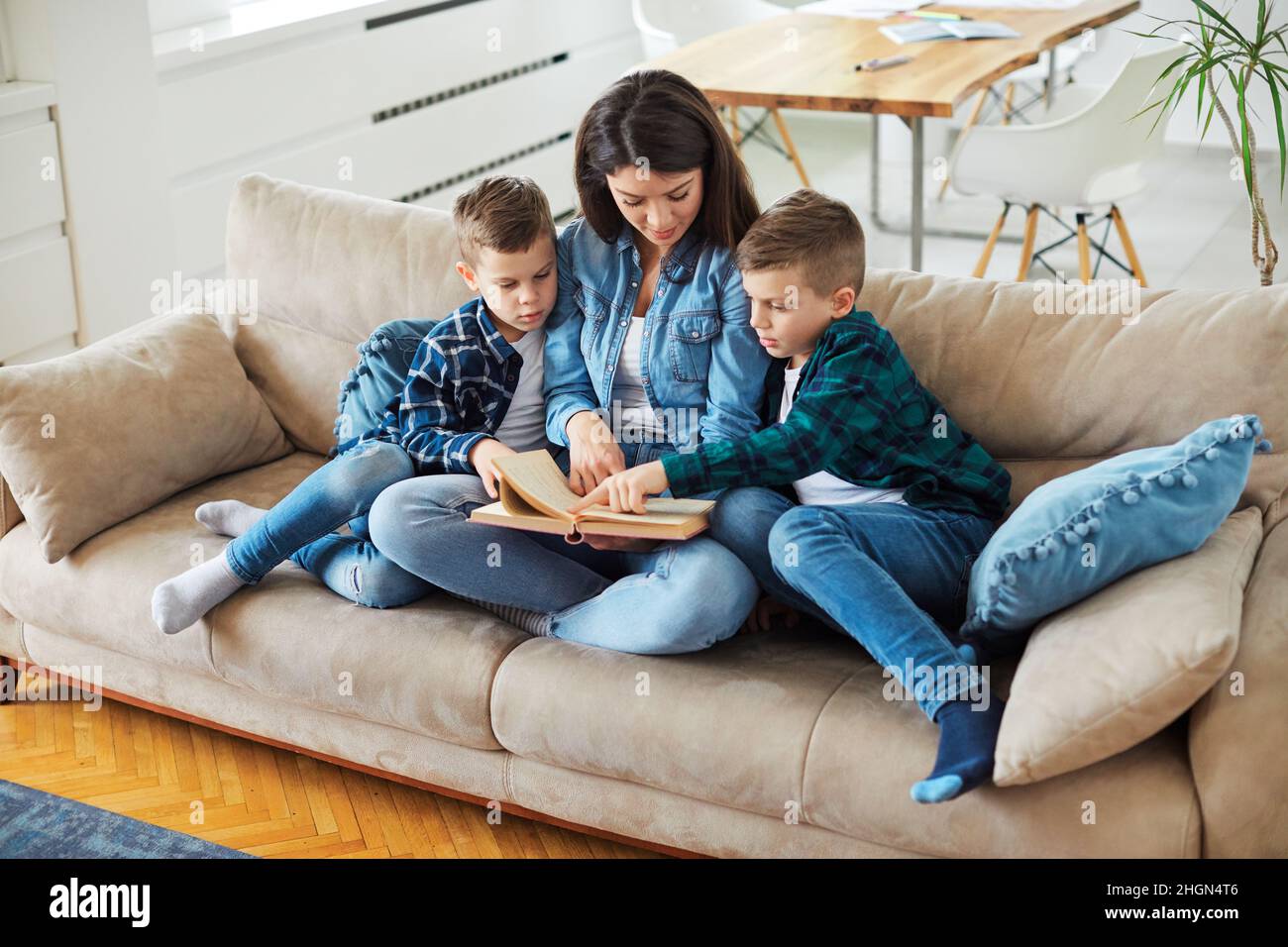 libro lettura leggere istruzione madre bambini ragazzo figlio familiare infanzia Foto Stock