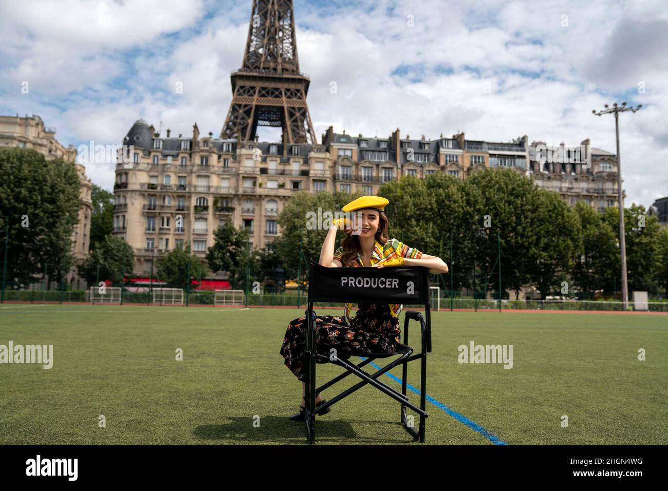 LILY COLLINS in EMILY A PARIGI (2020), regia di DARREN STAR. Credito: JAX MEDIA / Album Foto Stock