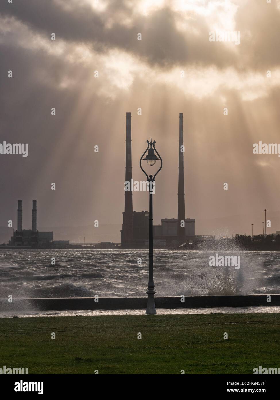 Storm barra porta a Clontarf un giorno di dicembre blustery e mutevole con le onde che sovrastano il muro. Foto Stock