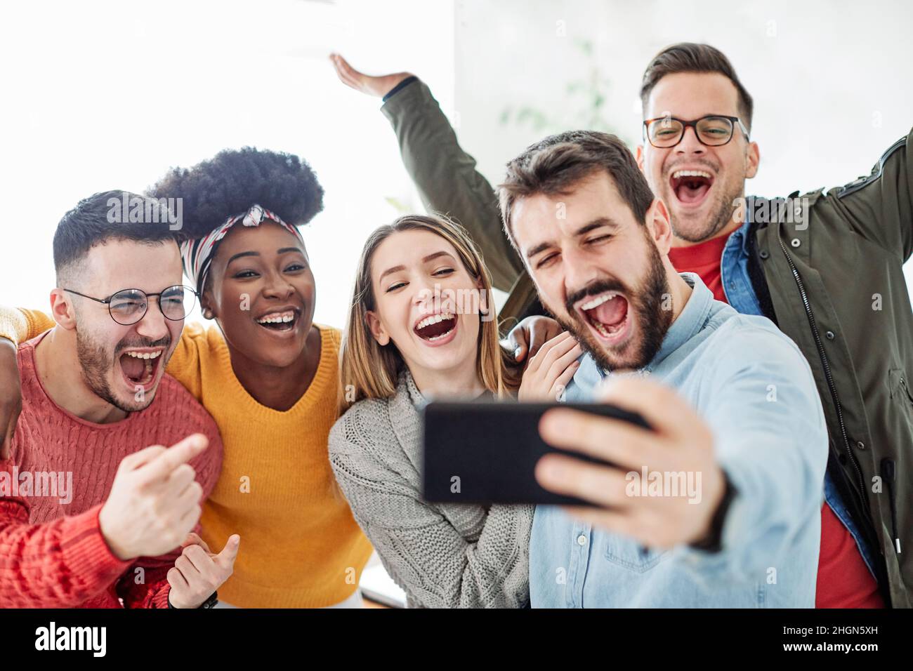 giovani adulti divertimento selfie amicizia amico felice insieme gruppo allegro sorridente Foto Stock