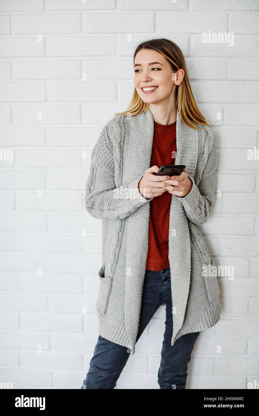 giovane ragazza donna cellulare cellulare sorridente casual Foto Stock