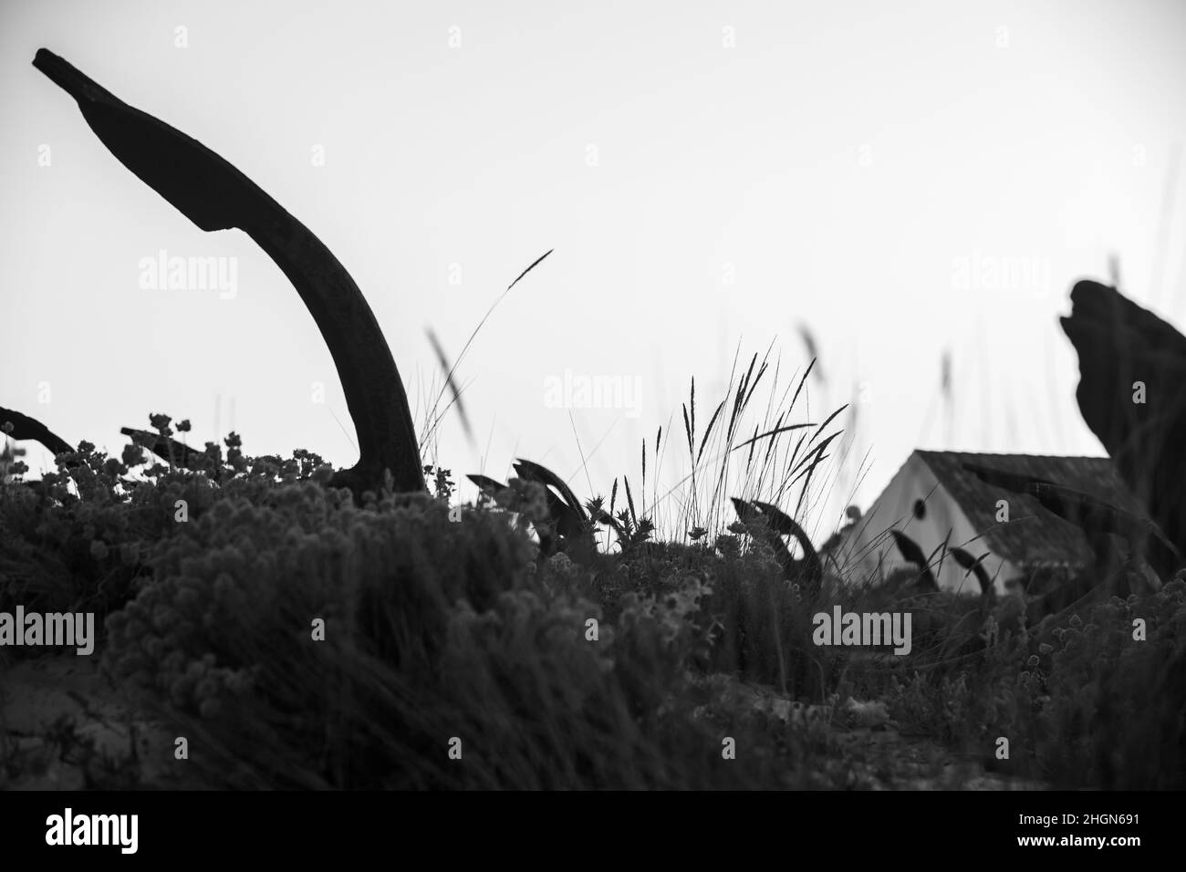 La disposizione delle ancore memoriale per l'industria della pesca del tonno perso che un tempo prosperava lì e sono stati utilizzati per mantenere le reti in luogo, invece di mo Foto Stock