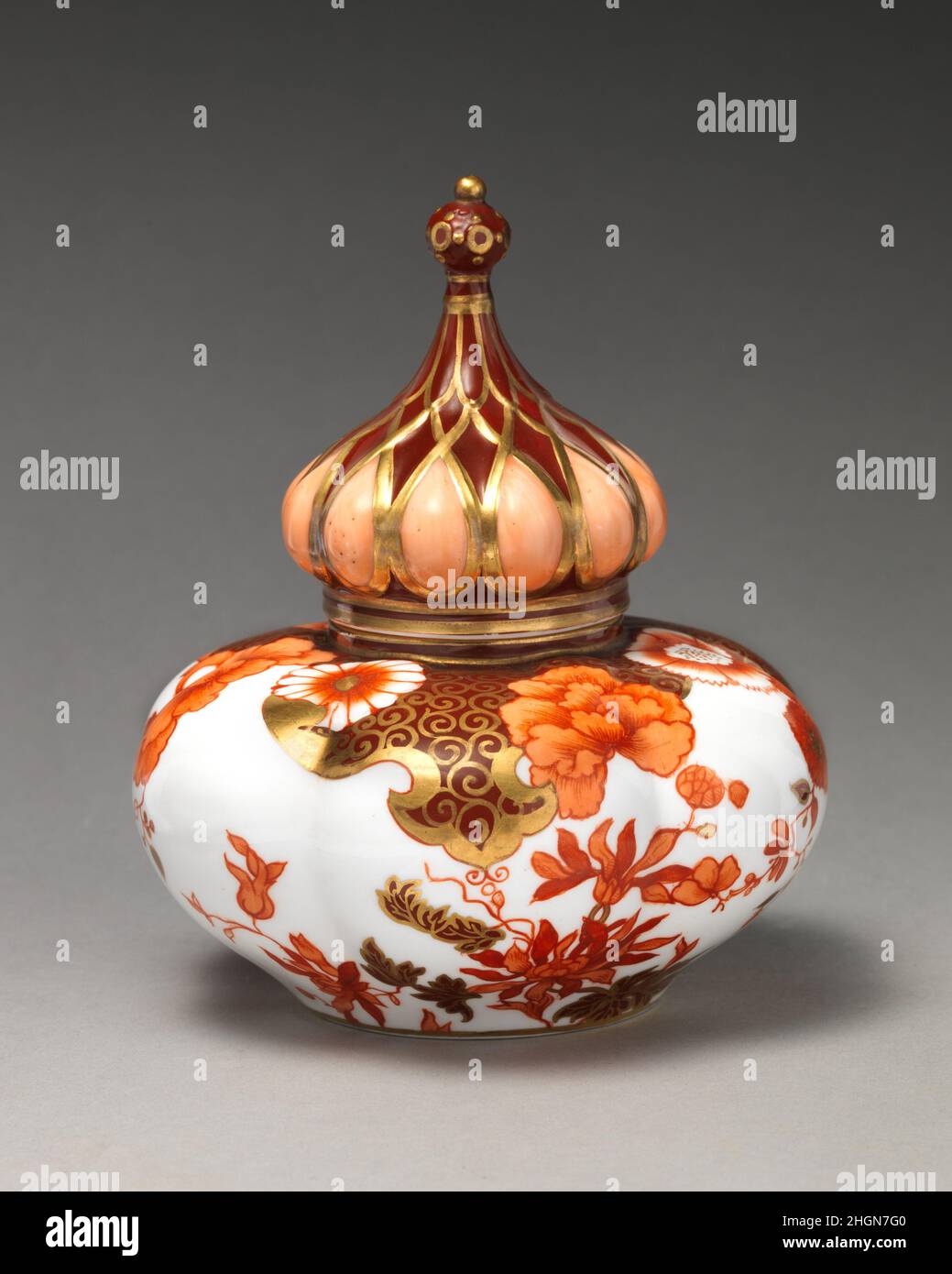 Vaso con coperchio 1893 Crown Derby la storia della manifattura di porcellana Derby può essere generalmente divisa in due periodi. La vecchia porcellana Derby fu prodotta dal 1750 al 1848, e si distingueva principalmente per la proprietà di William Duesbury i e II Quando la fabbrica originaria chiuse nel 1848, un certo numero di ex lavoratori fondò una fabbrica separata più piccola a King Street, Derby, utilizzando gli stampi e i modelli originali di Crown Derby e spesso incorporando i marchi di fabbrica sui suoi prodotti. Intorno al 1876, una società separata fondò una fabbrica a Osmason Road con il nome di Derby Crown Porcelai Foto Stock