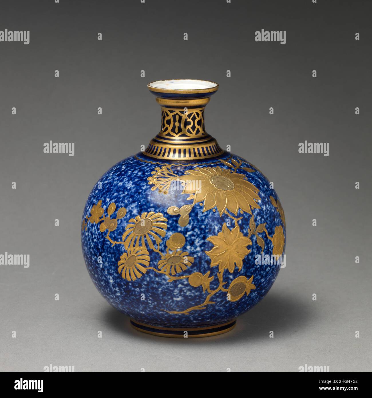 Piccolo vaso sferico 1887 Crown Derby la storia della manifattura di porcellana Derby può essere generalmente divisa in due periodi. La vecchia porcellana Derby fu prodotta dal 1750 al 1848, e si distingueva principalmente per la proprietà di William Duesbury i e II Quando la fabbrica originaria chiuse nel 1848, un certo numero di ex lavoratori fondò una fabbrica separata più piccola a King Street, Derby, utilizzando gli stampi e i modelli originali di Crown Derby e spesso incorporando i marchi di fabbrica sui suoi prodotti. Intorno al 1876, una società separata fondò una fabbrica a Osmason Road con il nome di Derby Crown Foto Stock