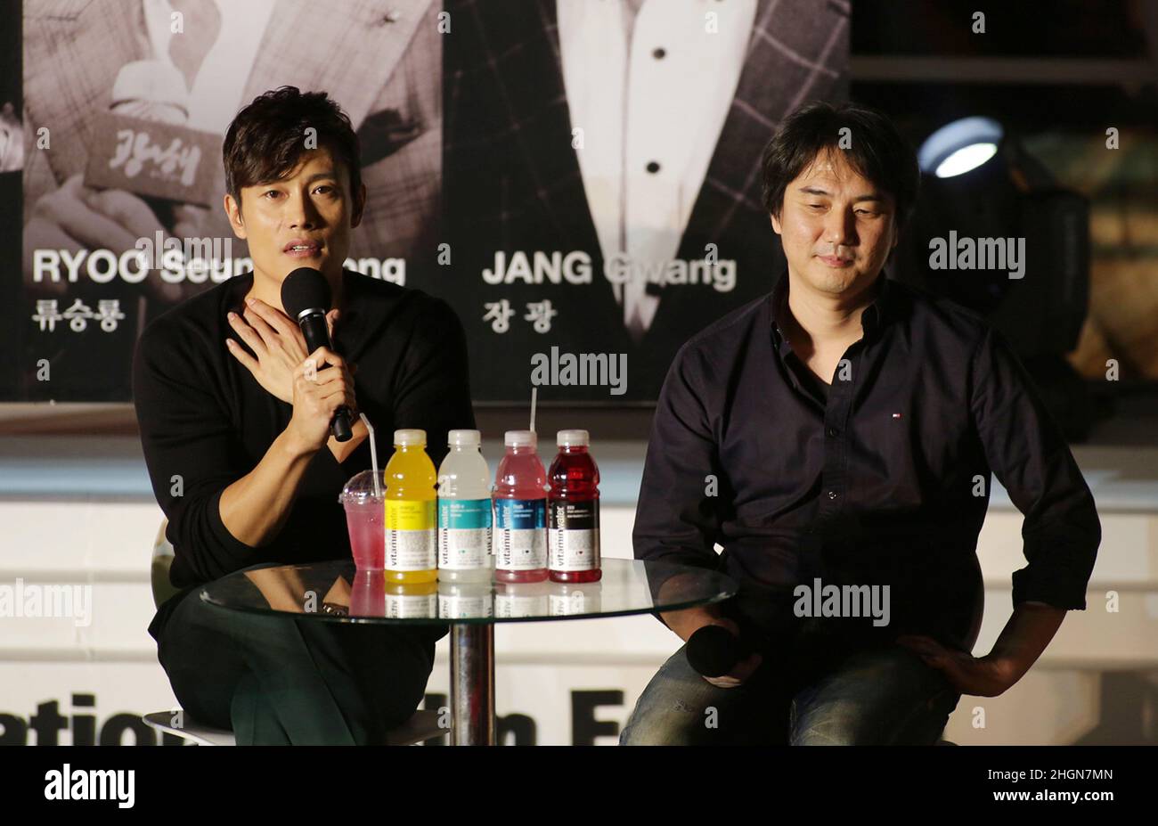 6 ottobre 2012 - Busan, Corea del Sud : (da sinistra) attore Lee Byung Hun e regista Choo Chang min partecipare al loro nuovo film 'Masquerade' open talk evento presso il villaggio BIFF a Haeundae riva del mare. (BIFF / Polaris) Foto Stock