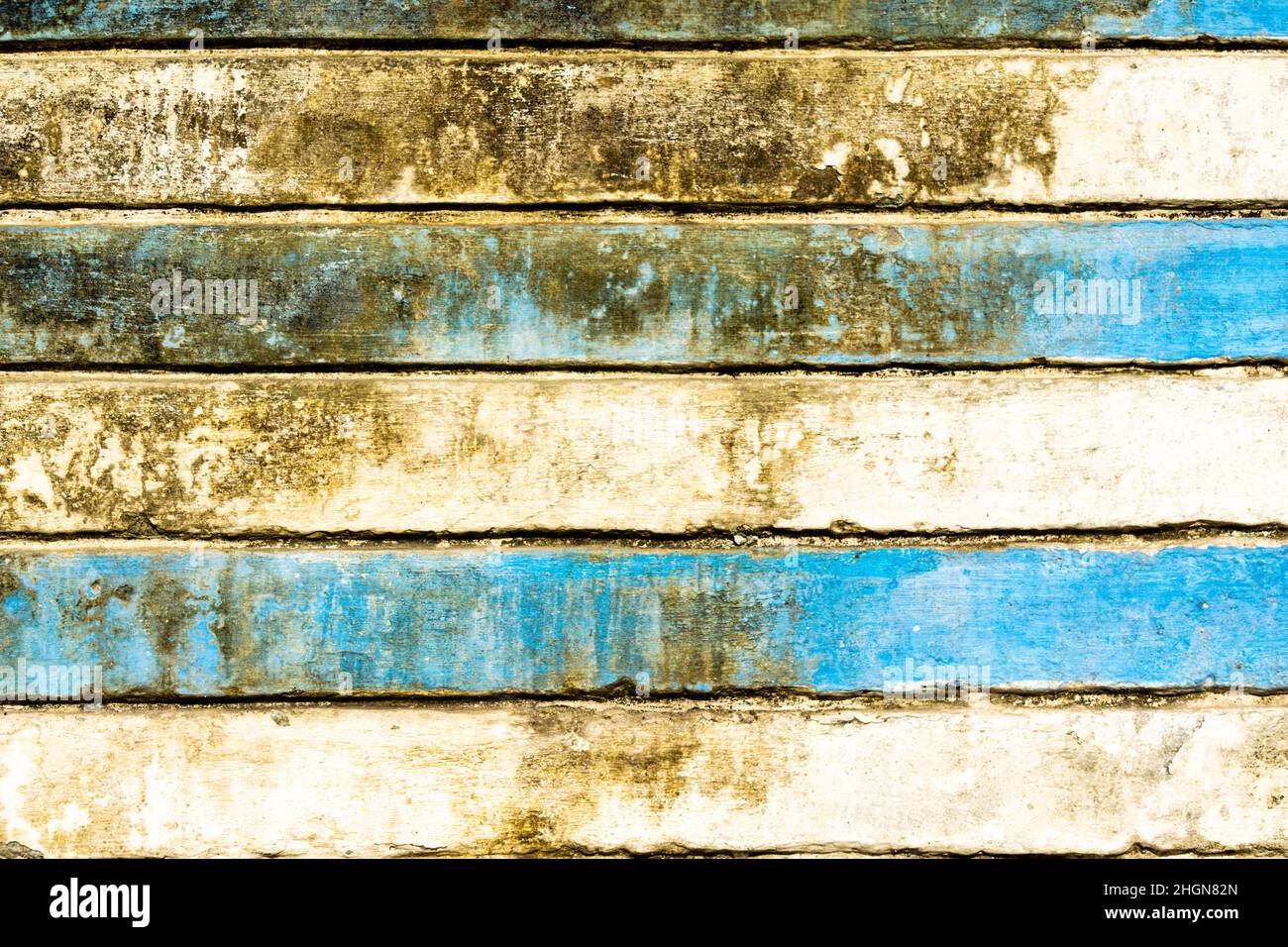 Vecchio e sporco muro a strisce blu bianco orizzontale in stile grunge Foto Stock
