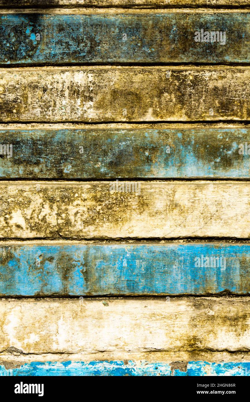 Vecchio e sporco muro a strisce blu bianco orizzontale in stile grunge Foto Stock