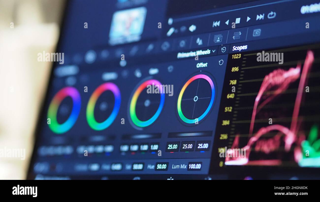 Grafico di classificazione del colore o indicatore di correzione del colore RGB sul monitor durante il processo di post-produzione. Fase di telecine nell'elaborazione della produzione di video o film. f Foto Stock