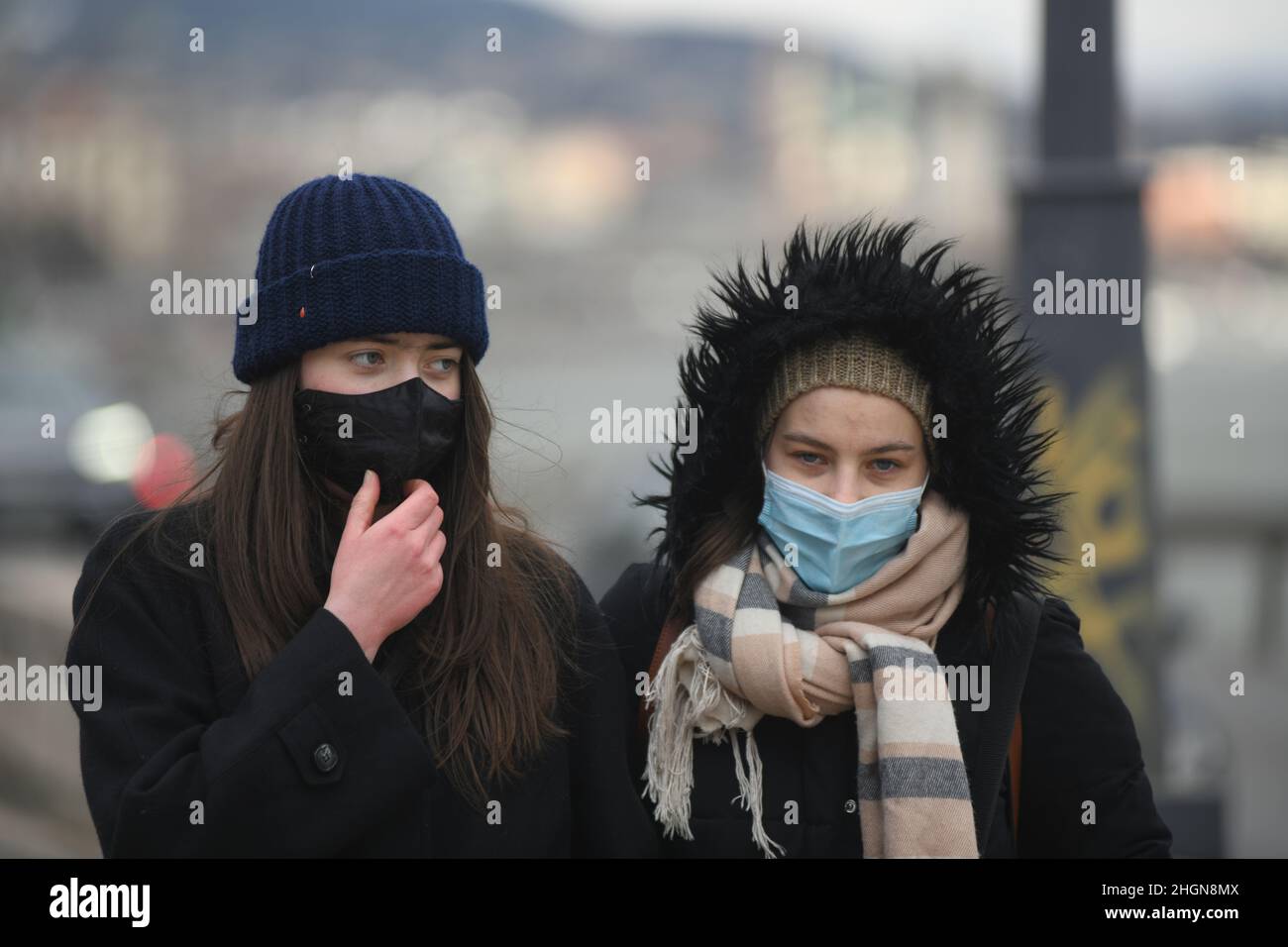 Donne che indossano maschere sulla riva del Danubio durante l'inverno, Budapest, Ungheria Foto Stock