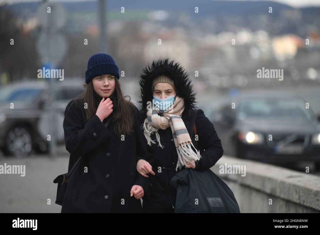 Donne che indossano maschere sulla riva del Danubio, Budapest, Ungheria Foto Stock
