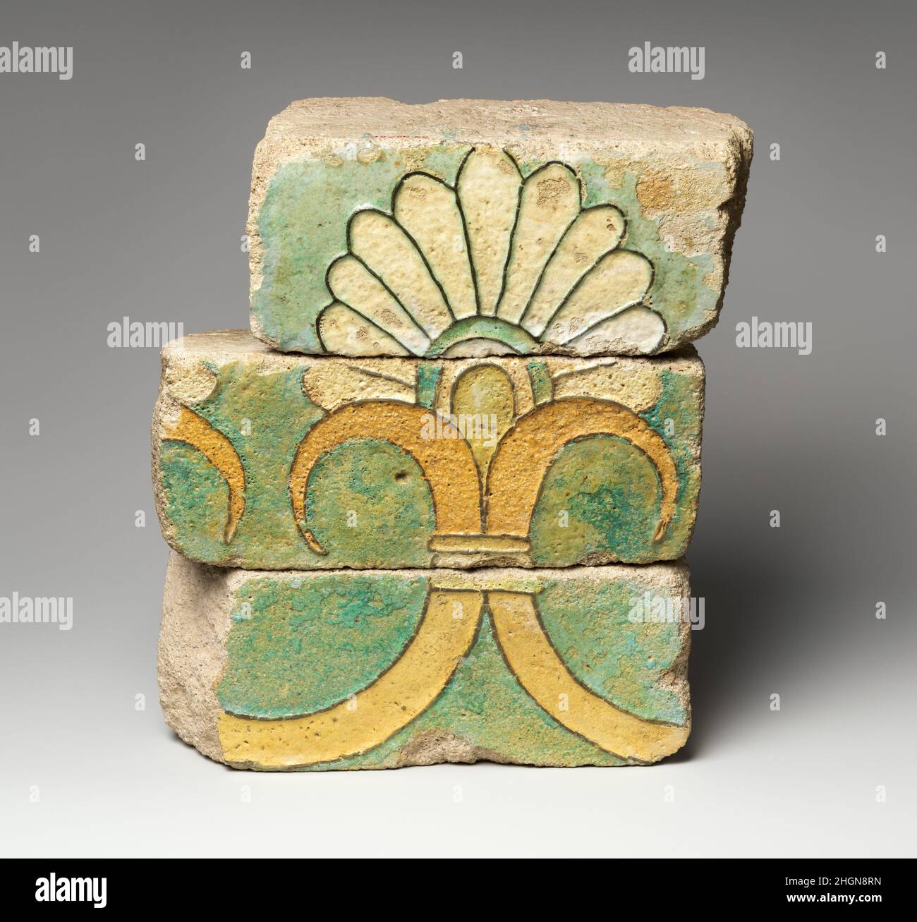 Mattoni con un motivo palmette ca. 6th–4th secolo a.C. Achemenid questi frammenti di mattoni facevano parte della vasta decorazione policroma delle pareti del complesso del palazzo a Susa (costruito a circa 521-ca. 360 a.C.), l'antica città rianimò il periodo degli Achemenidi. Mattoni e piastrelle smaltati con motivi colorati erano stati ampiamente utilizzati a Babilonia, la città reale conquistata in Mesopotamia, e avrebbero potuto servire come modello per gli Achemenidi a Susa. Mattoni con motivo palmette. Achaemenid. Ca. 6th–4th secolo a.C. Ceramica, smalto. Achemenid. Iran, Susa Foto Stock Mattoni con un motivo palmette ca. 6th–4th secolo a.C. Achemenid questi frammenti di mattoni facevano parte della vasta decorazione policroma delle pareti del complesso del palazzo a Susa (costruito a circa 521-ca. 360 a.C.), l'antica città rianimò il periodo degli Achemenidi. Mattoni e piastrelle smaltati con motivi colorati erano stati ampiamente utilizzati a Babilonia, la città reale conquistata in Mesopotamia, e avrebbero potuto servire come modello per gli Achemenidi a Susa. Mattoni con motivo palmette. Achaemenid. Ca. 6th–4th secolo a.C. Ceramica, smalto. Achemenid. Iran, Susa Foto Stock