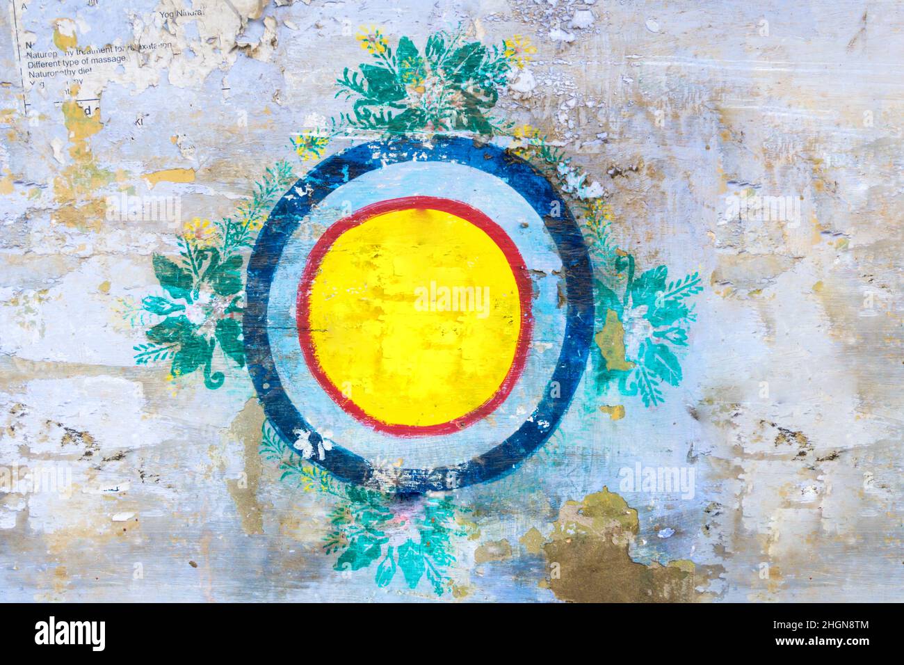 Diversi cerchi colorati interbloccanti dipinti a mano su una vecchia parete in stile grunge Foto Stock
