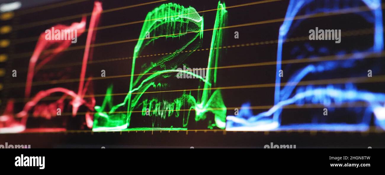 Grafico di classificazione del colore o indicatore di correzione del colore RGB sul monitor durante il processo di post-produzione. Fase di telecine nell'elaborazione della produzione di video o film. f Foto Stock