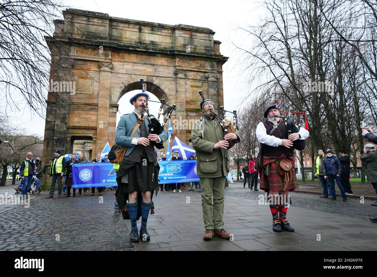 I dimostranti dell'organizzazione a favore dell'indipendenza, tutti sotto un unico Banner, partecipano a una "manifestazione di emergenza" a Glasgow, contro il primo Ministro, chiedendo la "fine della regola della Toria” e l'indipendenza ora”. Data foto: Sabato 22 gennaio 2022. Foto Stock