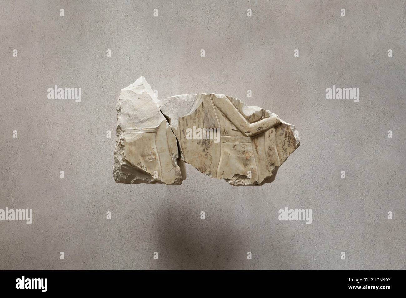 Rilievo dalla tomba della regina Neferu: Due presenze femminili ca. 2051–2030 B.C. Middle Kingdom per l'etichetta web, vedere 26,3.353-1-related.. Rilievo dalla tomba della regina Neferu: Due presenze femminili. Ca. 2051–2030 A.C. Calcare, vernice. Medio Regno. Dall'Egitto, l'Alto Egitto, Tebe, Deir el-Bahri, Tomba di Neferu (TT 319, MMA 31), scavi MMA, 1923–25. Dynasty 11 Foto Stock