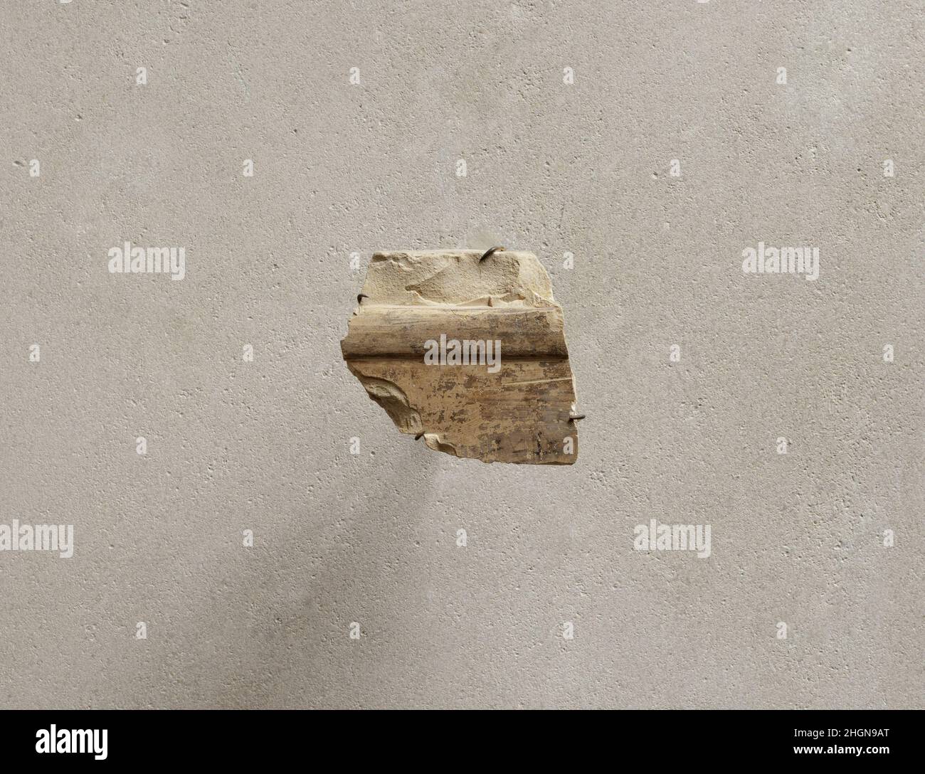 Rilievo dalla tomba della regina Neferu: I piedi di un assistente ca. 2051–2030 B.C. Middle Kingdom per l'etichetta web, vedere 26,3.353-1-related.. Rilievo dalla tomba della regina Neferu: I piedi di un assistente. Ca. 2051–2030 A.C. Calcare, vernice. Medio Regno. Dall'Egitto, l'Alto Egitto, Tebe, Deir el-Bahri, Tomba di Neferu (TT 319, MMA 31), scavi MMA, 1923–25. Dynasty 11 Foto Stock