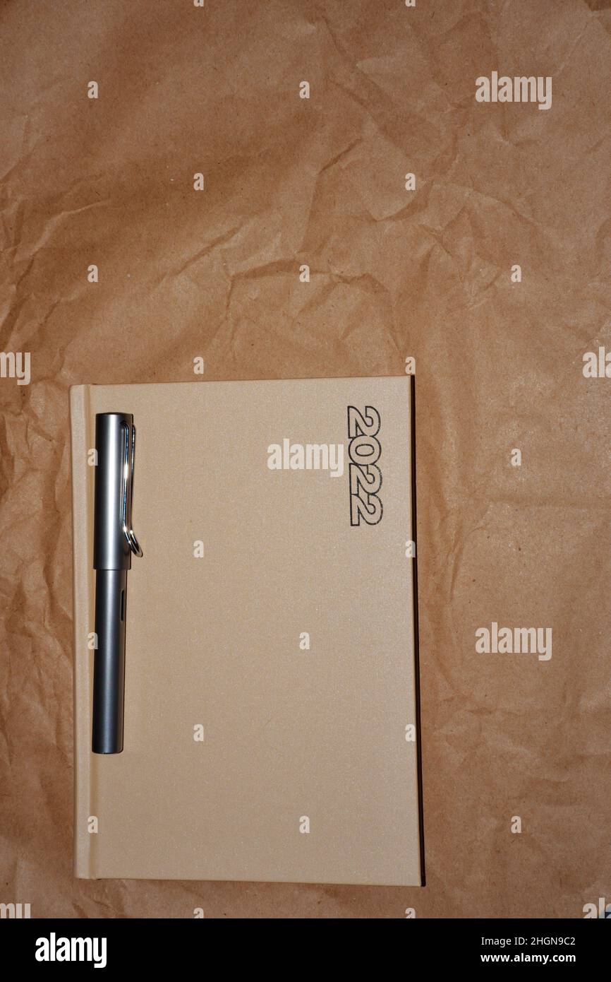 2002 copertina rigida agenda beige e penna fontana Lamy Foto Stock