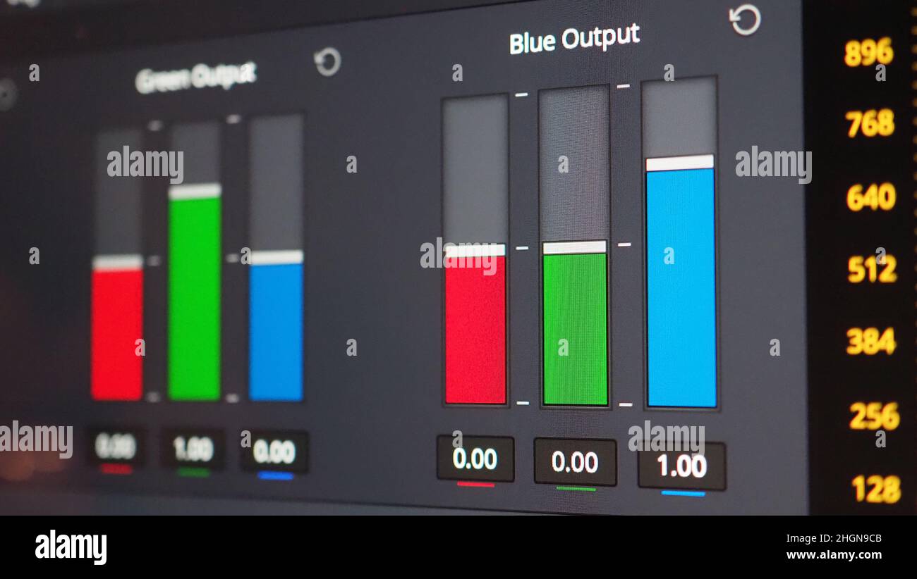 Grafico di classificazione del colore o indicatore di correzione del colore RGB sul monitor durante il processo di post-produzione. Fase di telecine nell'elaborazione della produzione di video o film. f Foto Stock