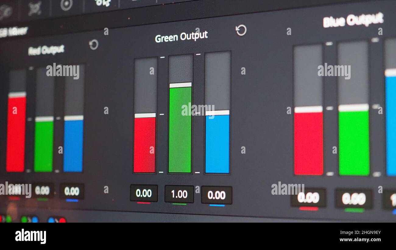 Grafico di classificazione del colore o indicatore di correzione del colore RGB sul monitor durante il processo di post-produzione. Fase di telecine nell'elaborazione della produzione di video o film. f Foto Stock