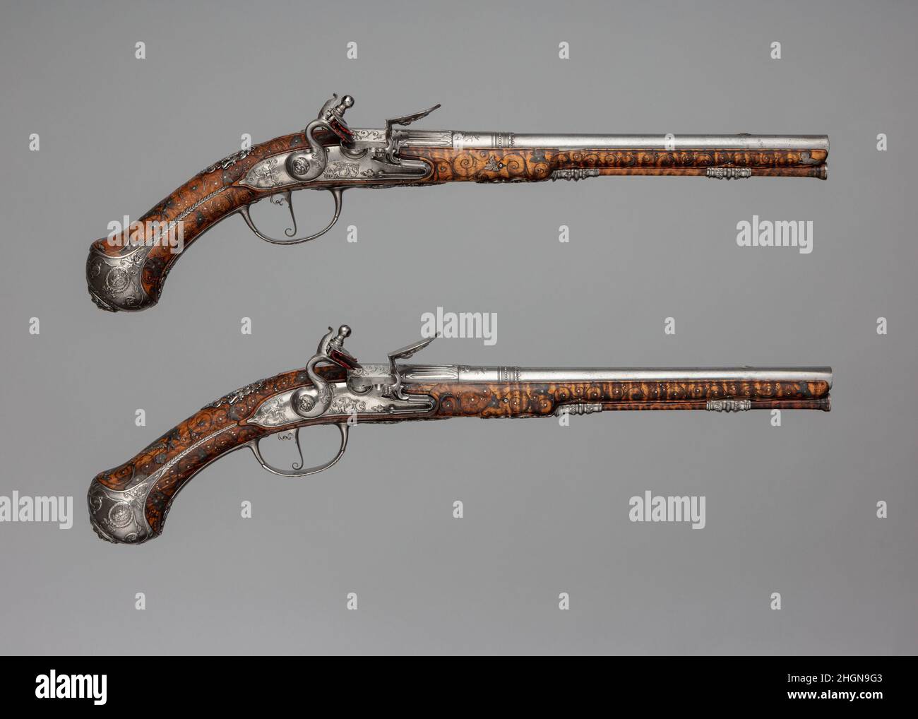 Coppia di pistole Flintlock realizzate per Christian Ernst, Margravio di Brandeburgo-Ansbach-Bayreuth-Kulmbach ca. 1686–90 Charles Friment Francese realizzato da artigiani francesi in Germania per un patrono tedesco, queste pistole esemplificano la dominanza degli stili francesi all'epoca. Coppia di pistole Flintlock realizzate per Christian Ernst, Margravio di Brandeburgo-Ansbach-Bayreuth-Kulmbach. Franco-Tedesco, Erlangen-Neustadt. CA. 1686–90. Acciaio, legno, argento. Erlangen. Armi da fuoco-Pistoli-Flintlock Foto Stock
