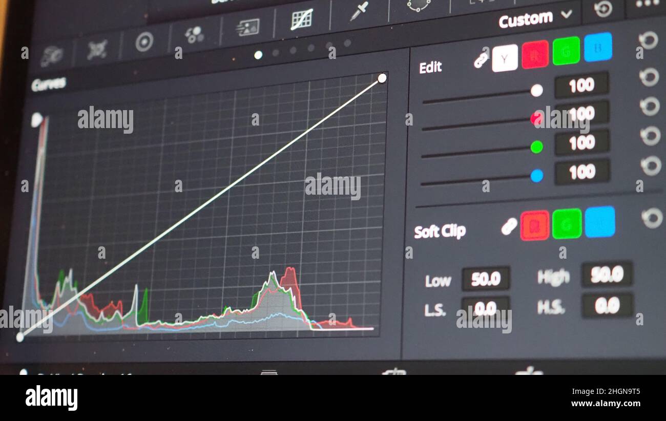 Grafico di classificazione del colore o indicatore di correzione del colore RGB sul monitor durante il processo di post-produzione. Fase di telecine nell'elaborazione della produzione di video o film. f Foto Stock