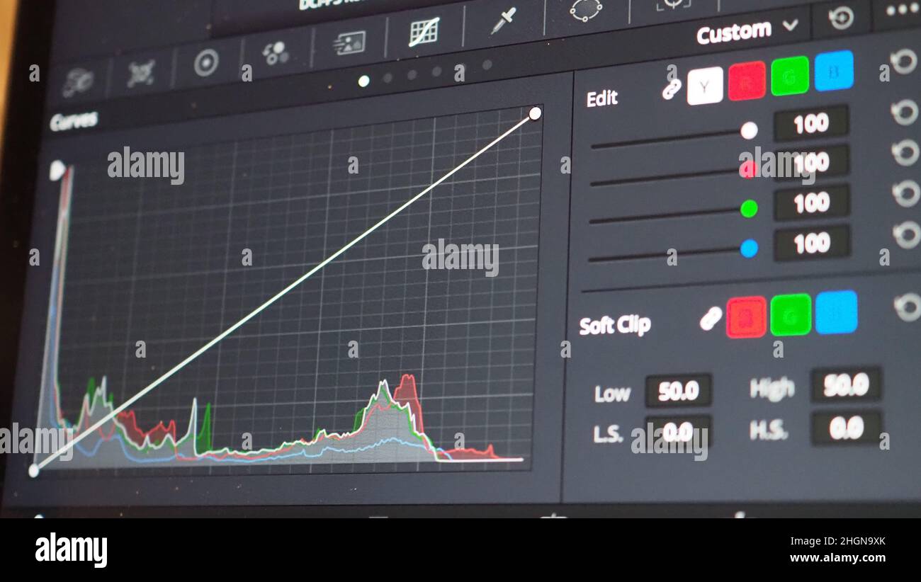 Grafico di classificazione del colore o indicatore di correzione del colore RGB sul monitor durante il processo di post-produzione. Fase di telecine nell'elaborazione della produzione di video o film. f Foto Stock
