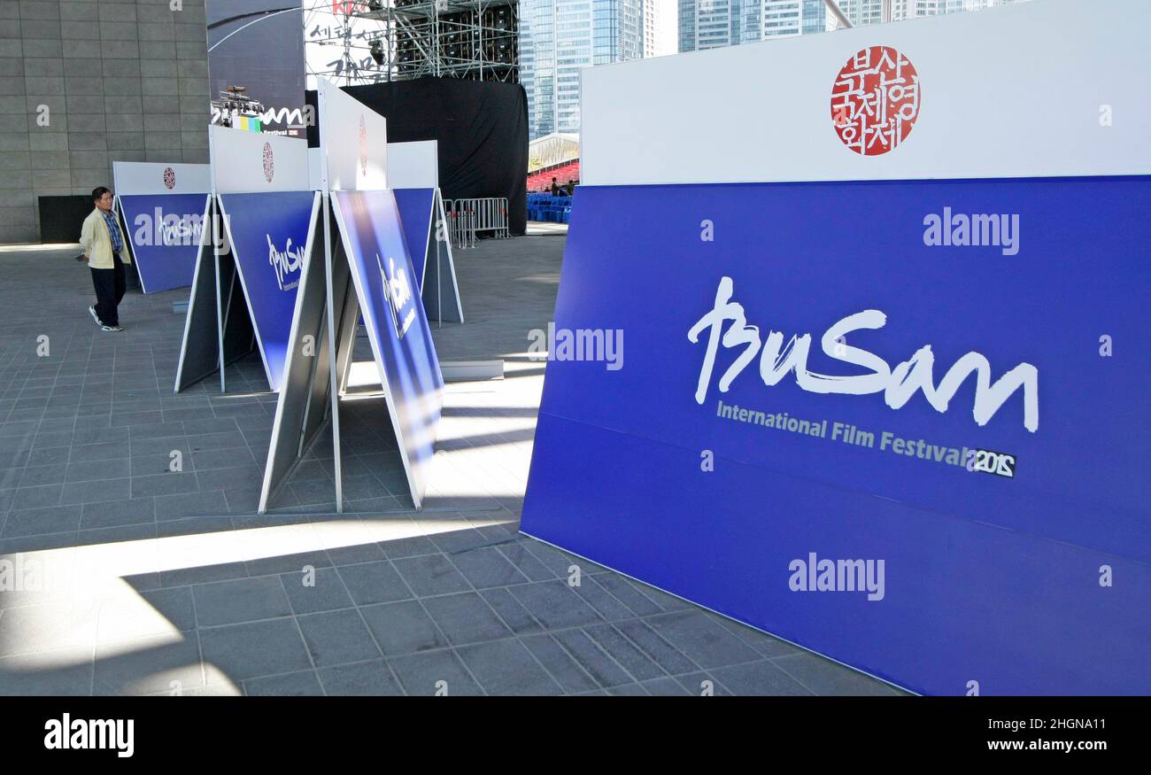 4 ottobre 2012 - Busan, Corea del Sud : il visitatore passa accanto al cartello durante la cerimonia di apertura del Busan International Film Festival 17th al Busan Cinema Center. Insieme all'ormai inevitabile galassia di stelle che promuove i campioni d'incassi provenienti da tutta l'Asia, Il Busan International Film Festival di quest'anno proietta un film nordcoreano per la prima volta in quasi un decennio, oltre a sei classici film afghani nascosti in un muro per salvarli dai talebani. (Ryu Seung-il / Polaris) Foto Stock