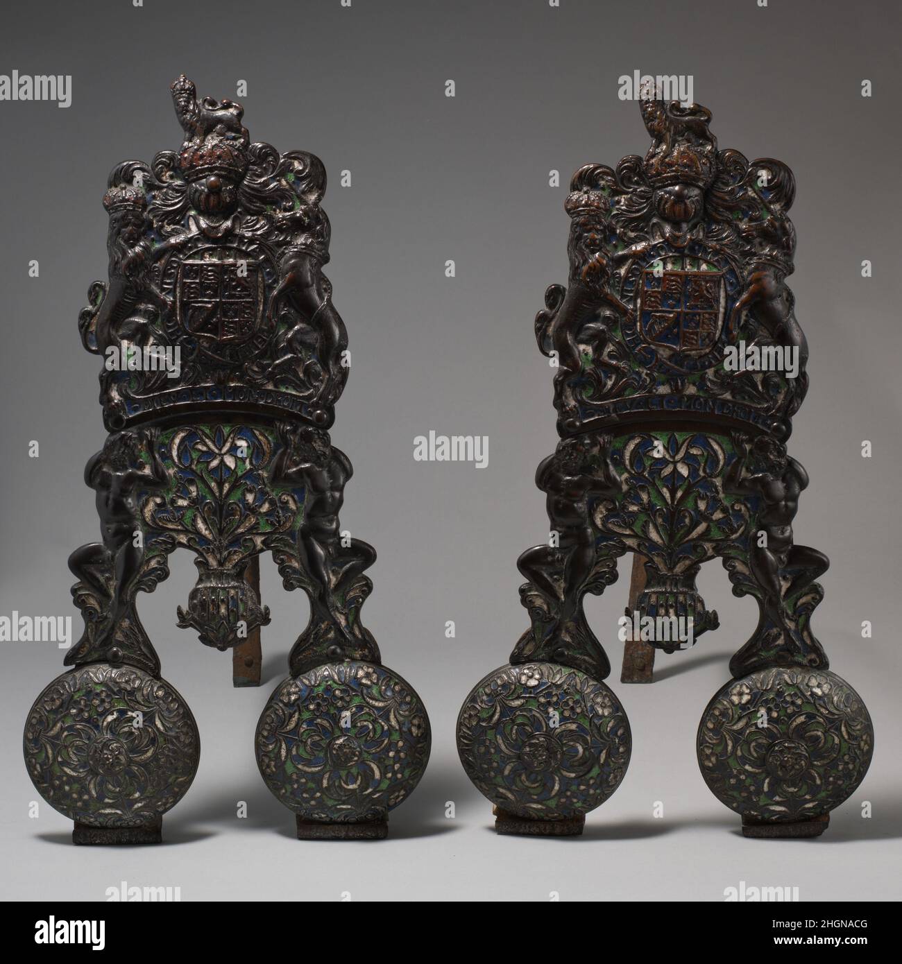 Coppia di andironi probabilmente 1660–80 Stephen Pilcherd britannico si è pensato tradizionalmente che questi andironi provengano da Nonsuch Palace, Cheam, Surrey, e fossero parte di un gruppo fatto per il re Giacomo i (1566–1625). È più probabile che siano stati fatti per un proprietario successivo del palazzo, Barbara Villiers, duchessa di Cleveland (1640-1709), padrona di re Carlo II (1630-1685). Le braccia sono quelle dei monarchi di Stuart.. Coppia di andironi. Inglese, Londra. Probabilmente 1660–80. Ottone, parzialmente smaltato, su telaio in ferro battuto. Metallo-Ottone Foto Stock