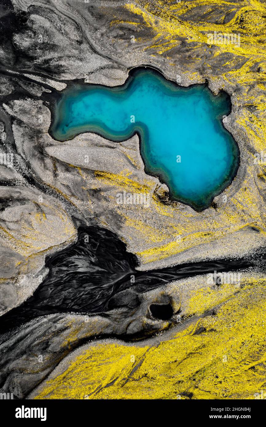 Cattura aerea di un lago glaciale simile a un gioiello sul ghiacciaio Vatnajökull. Foto Stock