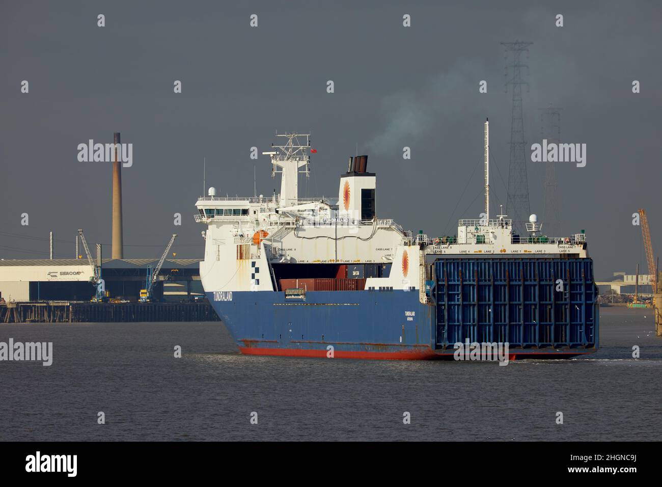 La nave da carico Tudraland Ro-Ro che si avvicina a Tilbury ormeggia sul Tamigi, Regno Unito. Foto Stock