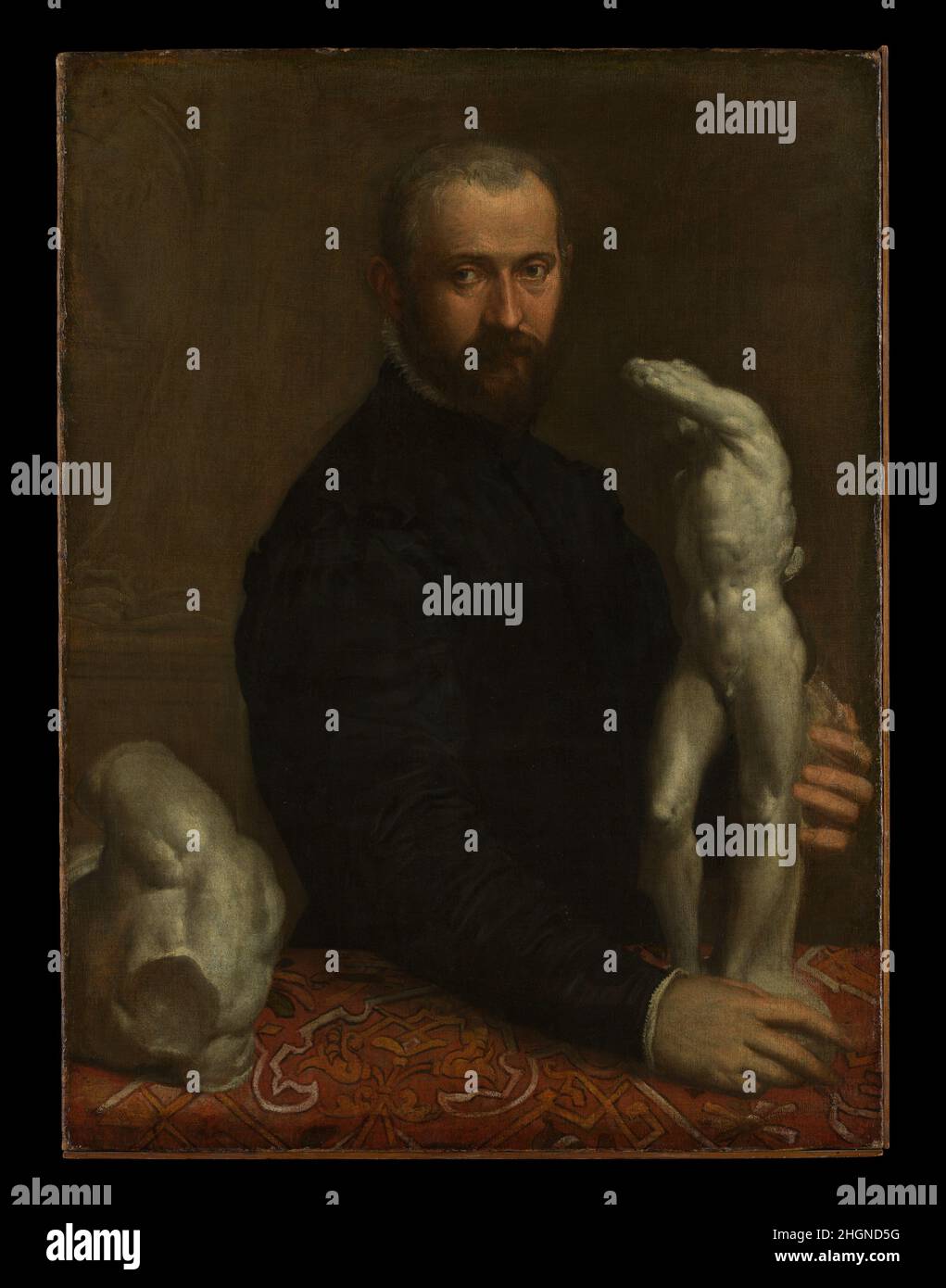 Alessandro Vittoria (1525–1608) ca. 1580 Paolo Veronese (Paolo Caliari) italiano in questo ritratto, il più grande scultore veneziano del sedicesimo secolo, Alessandro Vittoria, è registrato dal più grande pittore della sua generazione, Paolo Veronese. Vittoria è raffigurata con il modello di una delle sue statue più famose, il San Sebastiano, scolpito nel 1561–62 per la chiesa di San Francesco della Vigna a Venezia. Questa figura fu poi gettata due volte da Vittoria come statuetta di bronzo. Vittoria aveva ritratti di se stesso che tenevano la propria scultura dipinta da artisti eminenti in vari momenti della sua vita; Foto Stock