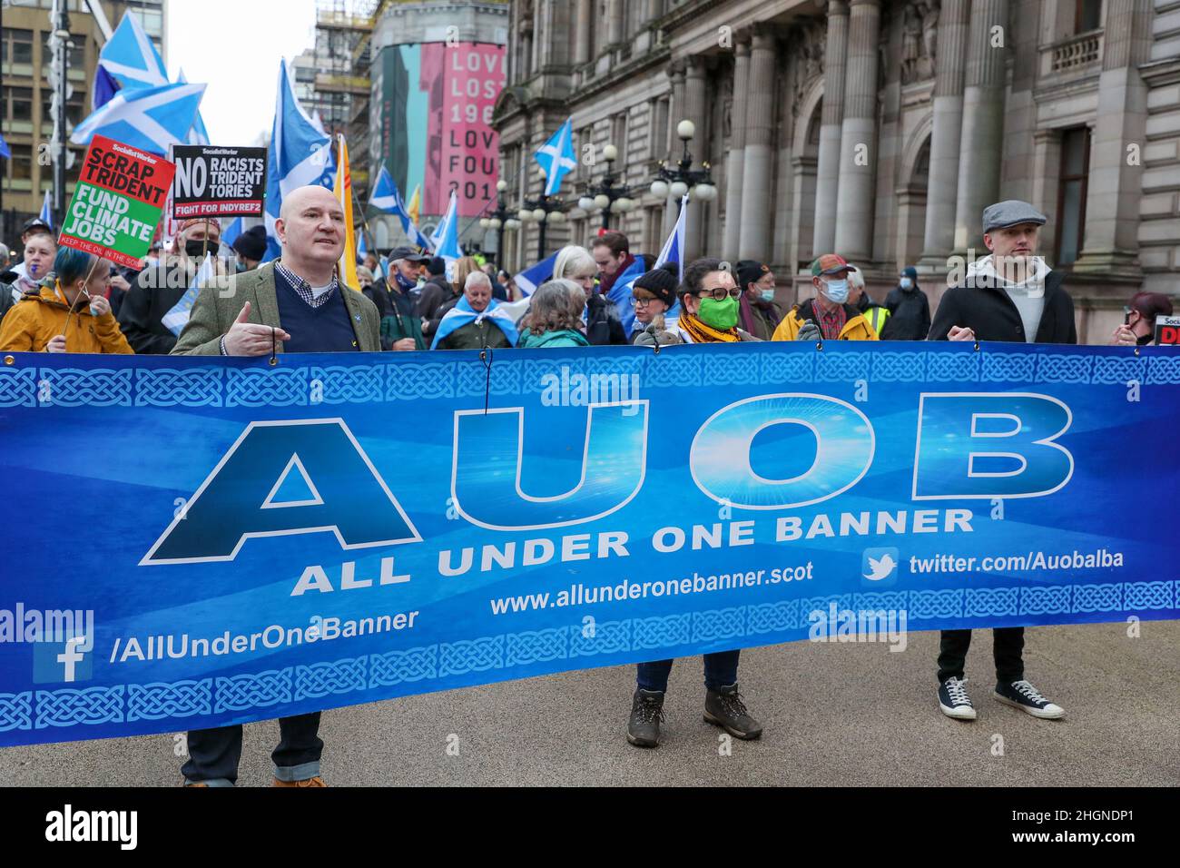 Glasgow, Regno Unito. 22nd Jan 2022. All Under One Banner (AUOB), un gruppo pro-scozzese per l'indipendenza, composto da diverse organizzazioni nazionaliste più piccole, ha marciato attraverso il centro di Glasgow a sostegno del loro obiettivo di separazione. Avevano previsto la partecipazione di 5000 sostenitori, ma ne hanno preso parte solo diverse centinaia, tra cui NEALE HANVEY, un membro di spicco del partito politico ALBA di Alex Salmond. Credit: Findlay/Alamy Live News Foto Stock