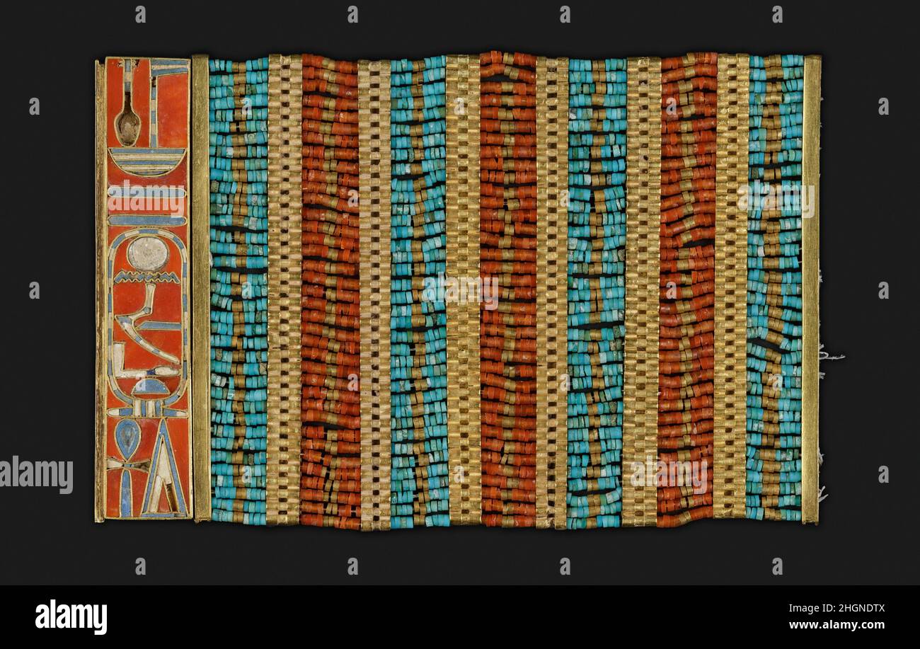 Braccialetto largo di Sithathoryunet ca. 1887–1813 a.C. Regno di mezzo. Braccialetto largo di Sithathoryunet. Ca. 1887–1813 A.C. Oro, carnelia, turchese, faienza, blu egiziano, lapis lazuli. Medio Regno. Dall'Egitto, Fayum Entrance Area, Lahun, Tomba di Sithathoryunet (BSA Tomba 8), Camera e, casella 1, BSAE scavi 1914. Dynasty 12 Foto Stock