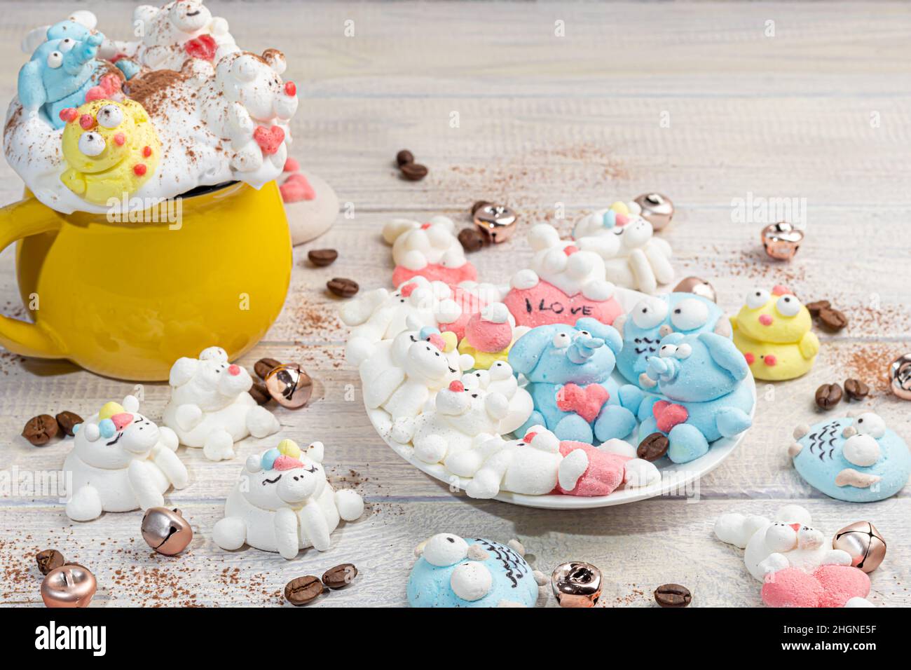 Marshmallow sotto forma di animali fatti a mano su sfondo chiaro. In una  tazza di caffè. Giornata della donna, San Valentino. Spazio copia Foto  stock - Alamy