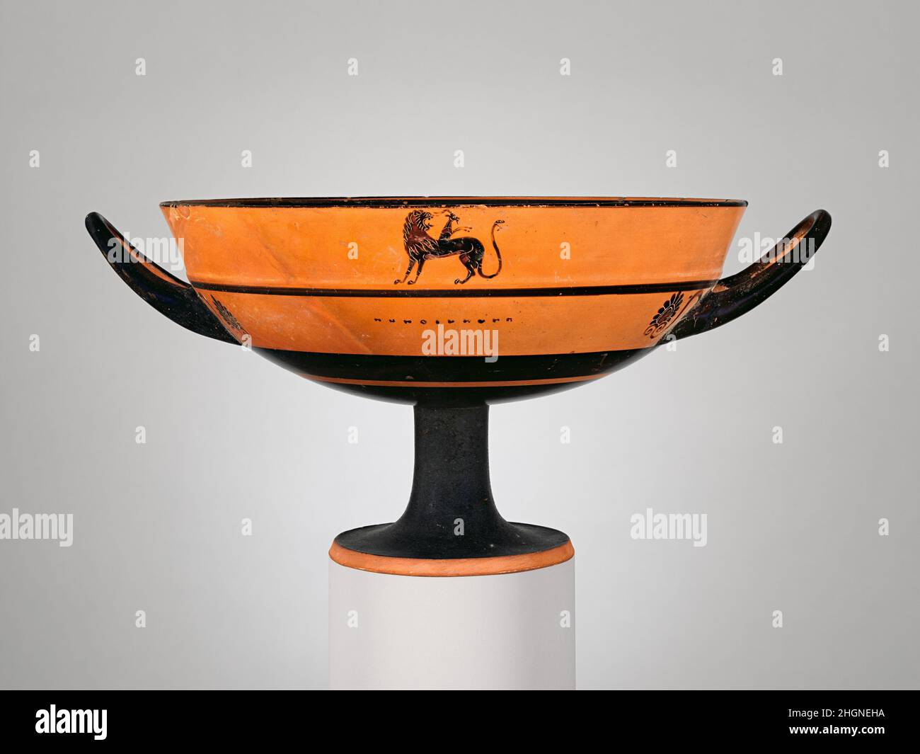 Chilix di terracotta: Tazza con labbro (tazza da bere) ca. 550–540 a.C. greco, esterno attico, obverso e inverso, chimera; di seguito, InscriptionThe chimera combina il corpo di un leone, la parte anteriore di una capra, e la coda di un serpente. Appartiene alla menageria di creature mitologiche introdotte dall'Oriente durante la fine dell'ottavo e settimo secolo a.C. compiute anche se il pittore di questa tazza era, egli era probabilmente analfabeta - come la maggior parte delle persone - perché la 'iscrizione' qui consiste di lettere che non hanno alcun significato. Kylix di terracotta: Labbro-Cup (tazza da bere). Greco, Attico. Ca. 550–540 Foto Stock