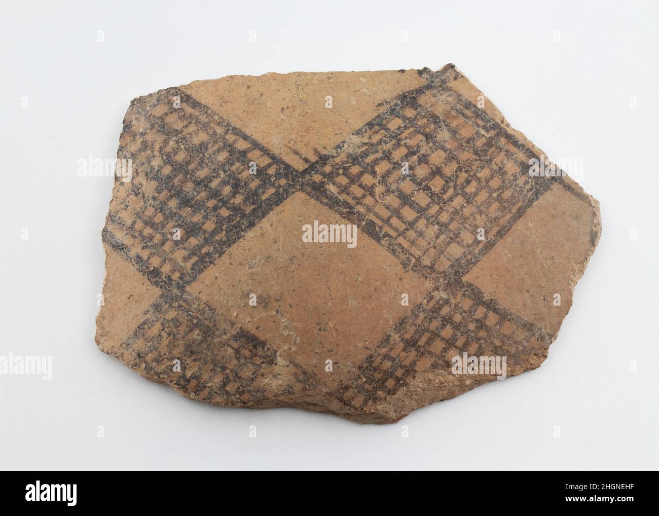 Sherd ca. 1500-1000 a.C. Iran questo scerde è fatto di argilla rossa, con decorazione dipinta di marrone. È tipico della ceramica Yaz i del Turkmenistan, risalente a ca. 1500-1000 a.C. fu scavato nel 1937 in un sito preistorico nelle vicinanze di Nishapur, nel nord-est dell'Iran. Mentre lo stesso Nishapur fu fondato dal re Sasaniano Shapur i (regnò ca. 241-272), questo scerdo dimostra che l'abitazione umana vi risale al periodo preistorico. Inoltre, la ceramica preistorica di Nishapur ha strette affinità con i materiali ceramici dell'Asia centrale piuttosto che con i siti contemporanei in IR Foto Stock