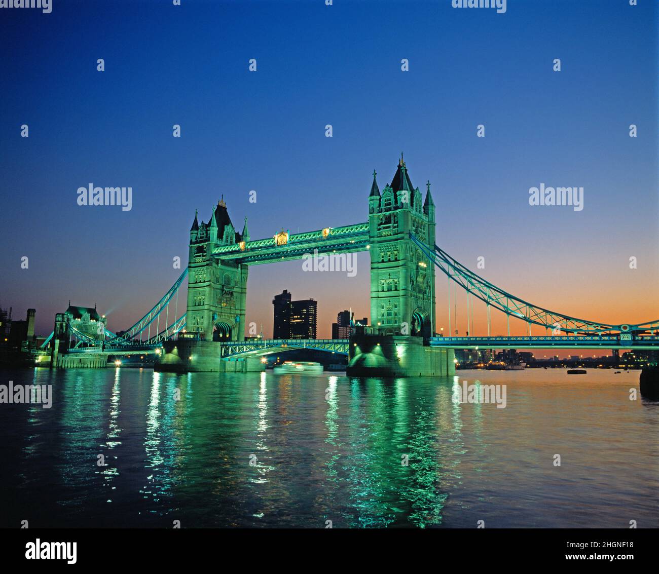 Inghilterra. Londra. Tower Bridge di notte. Foto Stock