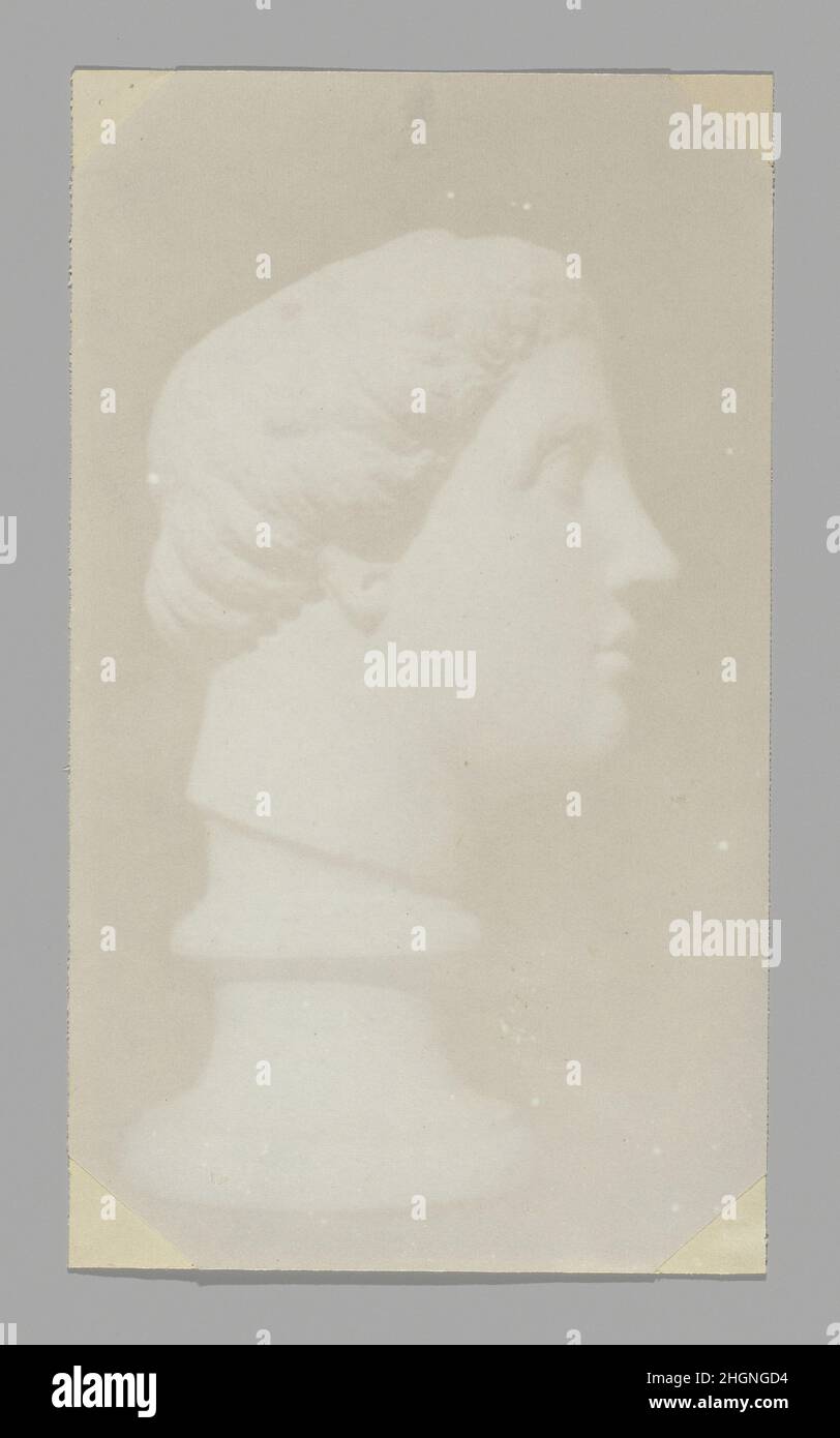 [Testa classica in Profilo] probabilmente 1839 Hippolyte Bayard questa testa luminosa sembra materializzarsi davanti ai nostri occhi, come se si osservasse il momento in cui l'immagine fotografica latente diventa visibile. Le prime fotografie di Hippolyte Bayard (positive dirette sulla carta) del XIX secolo hanno descritto un effetto altrettanto incantevole, in cui i contorni opachi erano coccolati con luce e tono per formare immagini incredibilmente fedeli, se indistinte. Queste opere, a cui Bayard si riferiva come essais (prove o prove), comprendevano spesso statue e busti, che spesso arrangiò in elabora Foto Stock