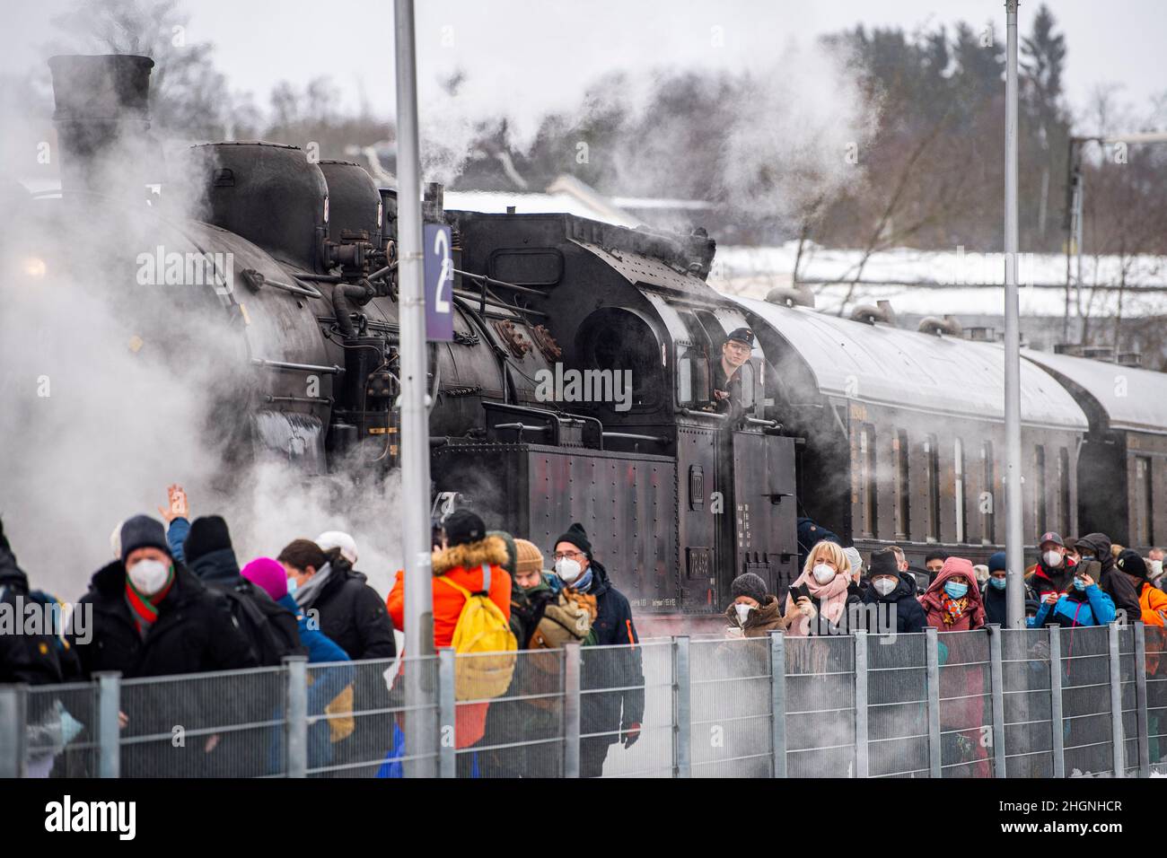 Winterberg, Germania. 22nd Jan 2022. Un treno storico entra nella stazione innevata della località di sport invernali di Sauerland. La storica locomotiva a vapore è un T18 prussiano del 1920s. Con il titolo "Toboggan Steam to the Sauerland", la Bielefeld Railway Friends Association guida una storica locomotiva a vapore da Bielefeld a Winterberg. A bordo ci sono diverse centinaia di fan della ferrovia, che slittano sulle piste con le loro slitte a destinazione. Il treno si ferma anche a Paderborn, Lippstadt, Soest, Unna e Arnsberg, tra gli altri luoghi. Credit: David Inderlied/dpa/Alamy Live News Foto Stock