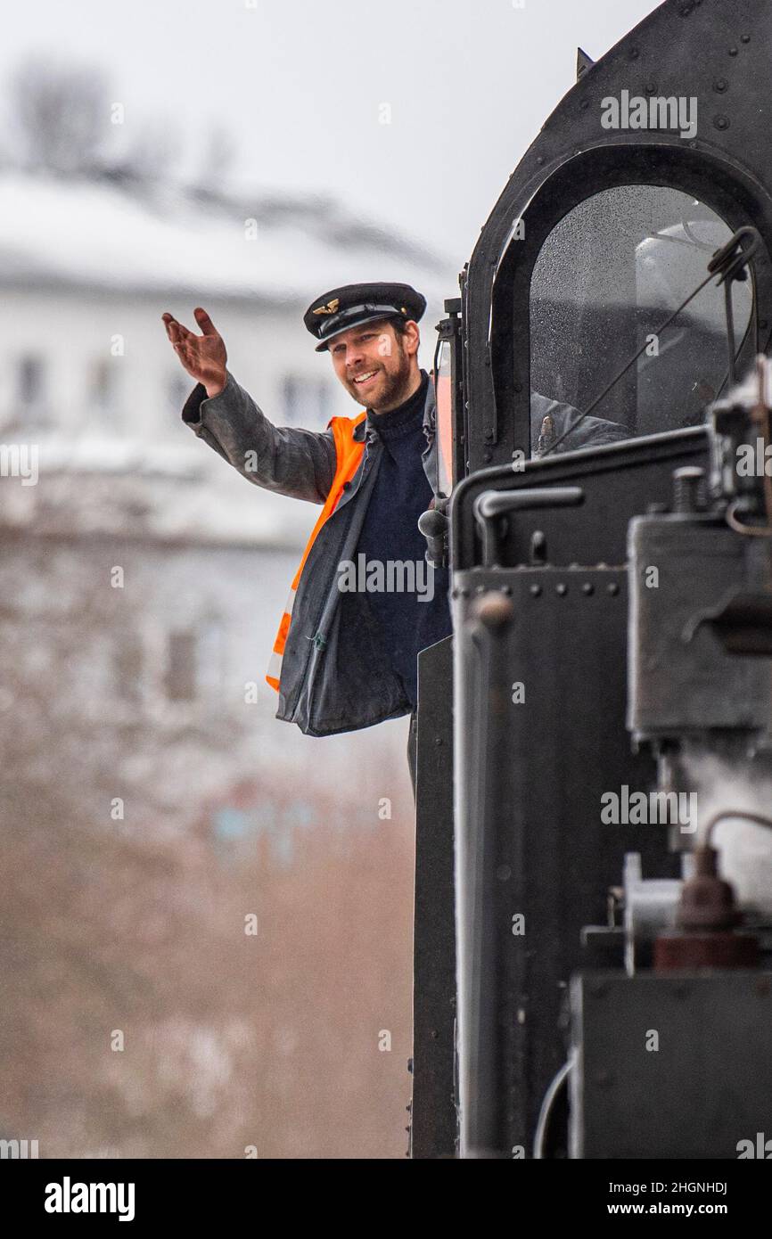 22 gennaio 2022, Renania settentrionale-Vestfalia, Winterberg: Ingegnere del treno storico, che è entrato nella stazione della stazione di sport invernali a Sauerland, dà istruzioni ai passeggeri. La storica locomotiva a vapore è un T18 prussiano del 1920s. Con il titolo "Toboggan Steam to the Sauerland", la Bielefeld Railway Friends Association guida una storica locomotiva a vapore da Bielefeld a Winterberg. A bordo ci sono diverse centinaia di fan della ferrovia, che slittano sulle piste con le loro slitte a destinazione. Il treno ferma anche a Paderborn, Lippstadt, Soest, Unna e Arnsbe Foto Stock