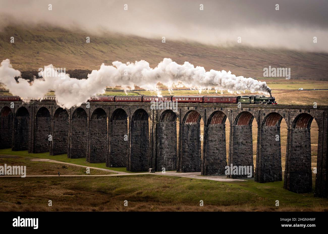 Il Winter Cumbrian Mountain Express trainato da 45699 Galatea, il primo treno a vapore della linea principale dell'azienda del 2022, attraversa il Viaduct Ribblehead nel Parco Nazionale Yorkshire Dales. Data foto: Sabato 22 gennaio 2022. Foto Stock