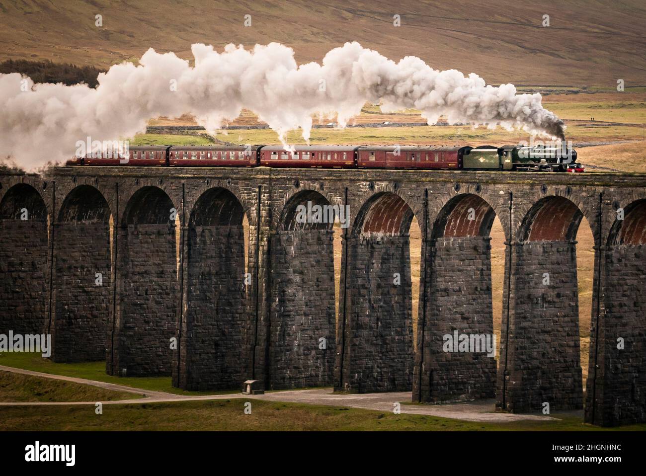Il Winter Cumbrian Mountain Express trainato da 45699 Galatea, il primo treno a vapore della linea principale dell'azienda del 2022, attraversa il Viaduct Ribblehead nel Parco Nazionale Yorkshire Dales. Data foto: Sabato 22 gennaio 2022. Foto Stock